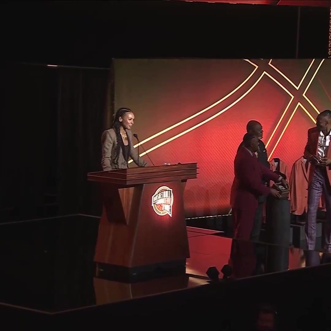 开云体育官网-韦德、波什、德隆、布泽尔、里德、普林斯等梦八成员领名人堂夹克